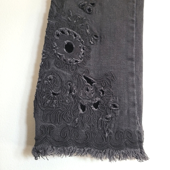 Free People Black Cutwork Mid Rise Frayed Raw Hem Straight Cut Jeans Size 26 W - Picture 5 of 11